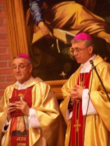 Епископ Иосиф Верт и Апостольский нунций Антонио Меннини во время торжественной службы