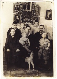 Семья Буос у алтаря домашней церкви. 1960 г