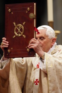 Бенедикт XVI благословляет Евангелием