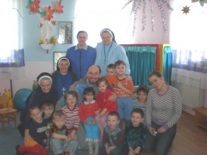 Монахини из конгрегации Служительниц Пресвятой Девы Марии Непорочного Зачатия с детьми в Чите