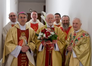 Епископ Иосиф Верт и члены общества Иисуса в Новосибирске после торжественной юбилейной Мессы