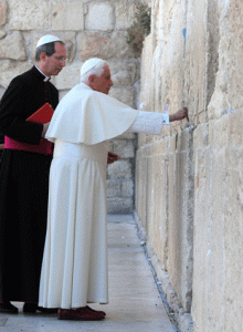 Бенедикт XVI у стены плача