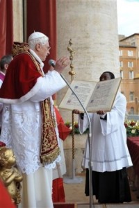 Бенедикт XVI преподает благословение Urbi et orbi