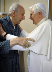 Папа Бенедикт XVI посетил кардинала Роже Эчегарая
