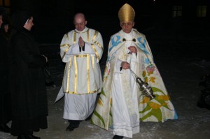 Епископ Иосиф Верт освящает площадку