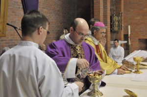Диакон Александр Деппершмидт ассистирует епископу Иосифу Верту во время приготовления даров