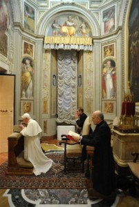 Святой Отец молится в часовне св. Лаврентия во время своих духовных упражнений (фото L'Osservatore Romano)