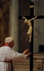 Бенедикт XVI поклоняется Кресту Господню во время литургии Страстной Пятницы
