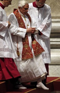 Папа во время Литургии воспоминания Страстей Христовых, сняв обувь и казулу, направляется для поклонения Кресту Господню