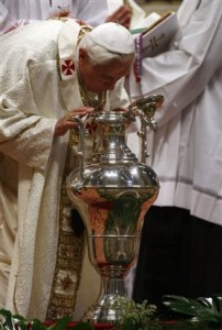 Бенедикт XVI освящает святое миро
