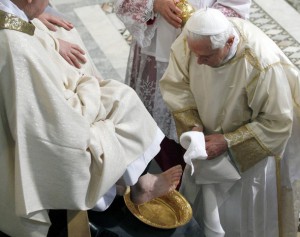 Бенедикт XVI омывает ноги священникам в Великий Четверг
