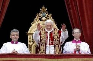 Бенедикт XVI, обращение Urbi et Orbi. Слева - монс. Конрад Краевский, справа - обер-церемониймейстер монс. Гвидо Марини.