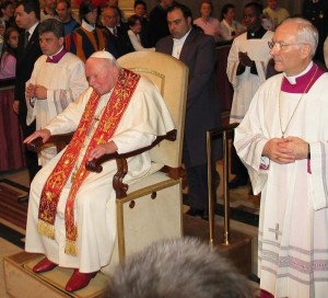 Иоанн Павел II. По правую руку от него - о. Конрад Краевский, по левую - архиеп. Пьеро Марини.