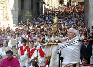 Архиепископ Антонио Каньисарес Льовера благословляет народ в завершение евхаристической процессии на праздник Corpus Christi  в Толедо