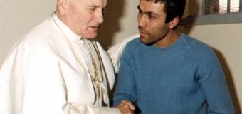 Али Агджа посетил могилу св. Иоанна Павла II