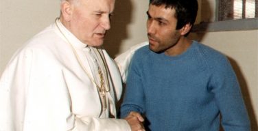 Али Агджа посетил могилу св. Иоанна Павла II