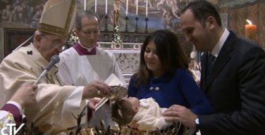 В праздник Крещения Господня в Сикстинской капелле Папа Франциск крестил 33 младенца