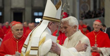 Бенедикт XVI будет присутствовать в качестве почетного понтифика на субботней консистории