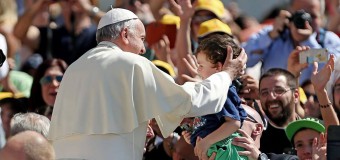 Папа: семьи спасают общество от краха