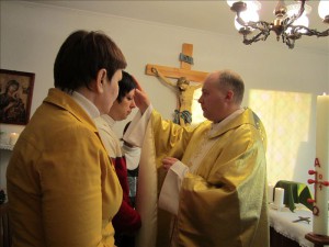 Священник Сергей Давыдов преподает таинство Крещения в Кургане