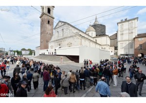 Верующие на площади перед собором в Турине