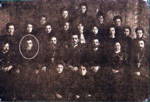 Отец Казимир Калинка среди преподавателей и учениц Женской гимназии. 1907 г.