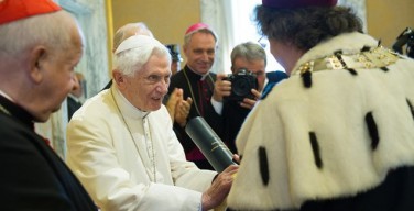 Бенедикт XVI получил почетный докторат двух университетов