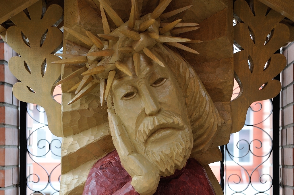 В День памяти жертв тоталитаризма в Новосибирске освящена деревянная скульптура Скорбящего Спасителя
