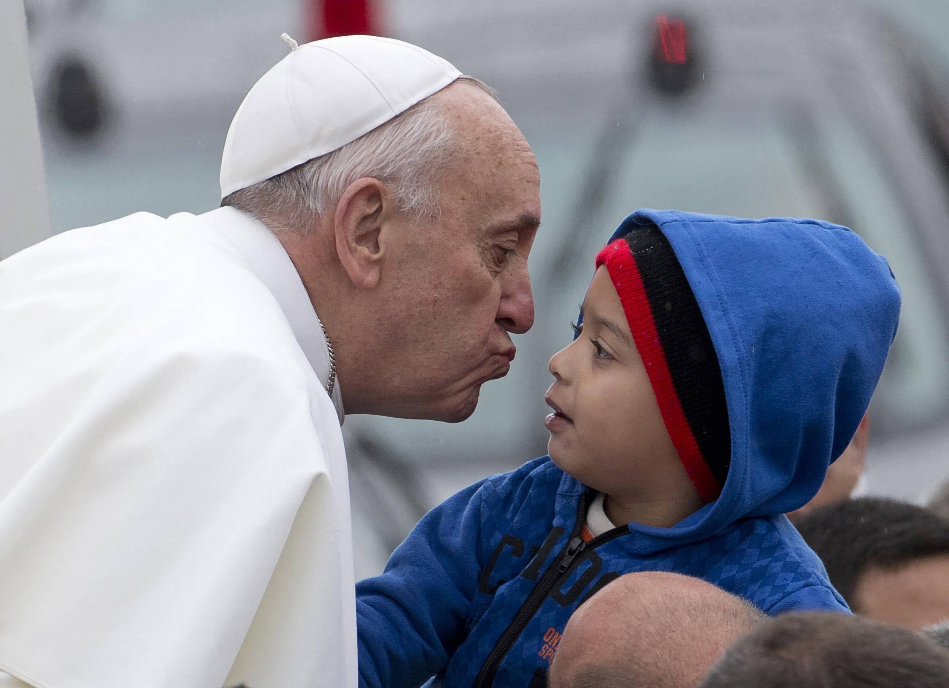 Папа приедет школа. Папа Римский Франциск дети. Папа Римский Франциск целует детей. Папа Римский ест детей. Католический священник с детьми.
