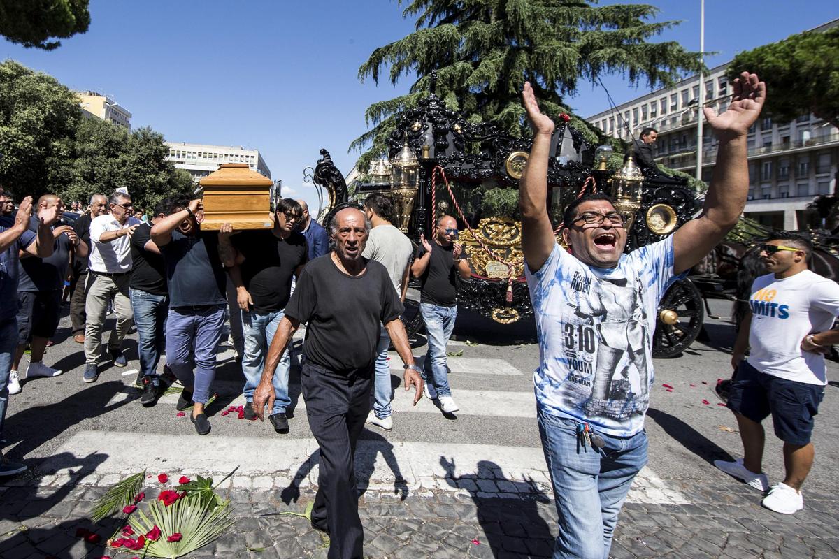 Пышные похороны мафиозного босса в Риме вызвали шквал возмущения в стране