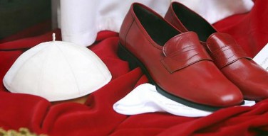 Бенедикт XVI пожертвует свои красные туфли на благотворительность