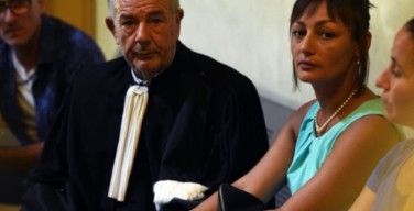 Во Франции сотрудницу мэрии осудили за отказ связать узами брака двух женщин