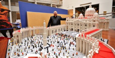 В американской Москве католический священник построил модель Ватикана из конструктора “Lego”