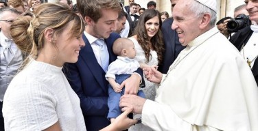 Папа: необходимо возобновить связь семьи с церковным сообществом