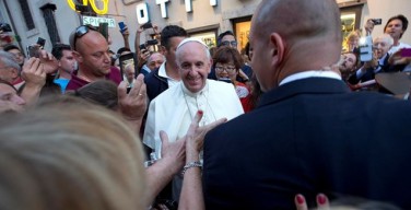 Папа неожиданно посетил центр Рима