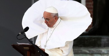 Ветер продолжает дразнить Папу Франциска