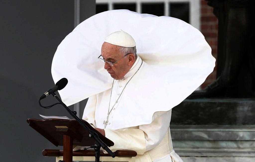 Ветер продолжает дразнить Папу Франциска