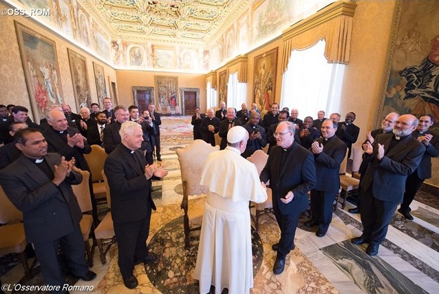 Папа: у священников должны быть сильные плечи, чтобы нести на себе самых отверженных