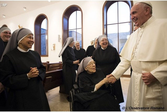 Папа Франциск посетил монахинь, подавших в суд на президента Обаму