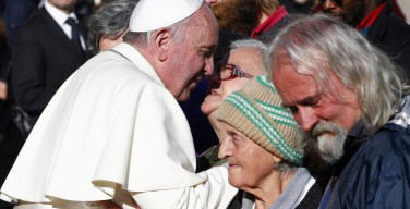 Папа Римский не стал обедать с сенаторами США, а разделил обед с бездомными