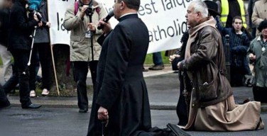 Пробуждение Парижа: 7 000 католиков на коленях молились на улицах