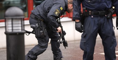 Человек в маске и с мечом напал на школу в Швеции