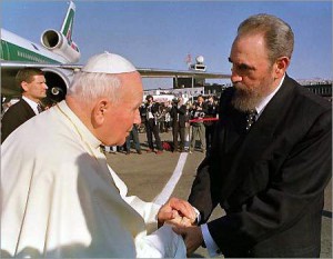 Фидель Кастро приветствует Иоанна Павла II на Кубе. 1998 г.