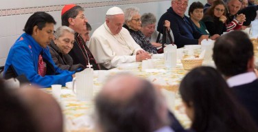 На общей аудиенции  Папа Франциск призвал возродить традиции семейной трапезы