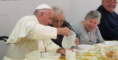 Во Флоренции Папа встретился с больными и разделил трапезу с бедными