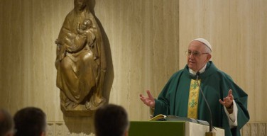 Папа Франциск на Мессе в понедельник: идеал Церкви – это нищая, преданная Богу вдова