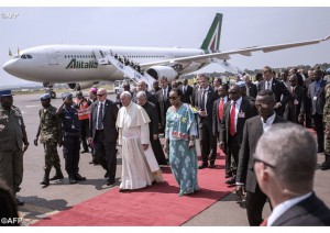 Папу Франциска встречают на аэродроме Банги