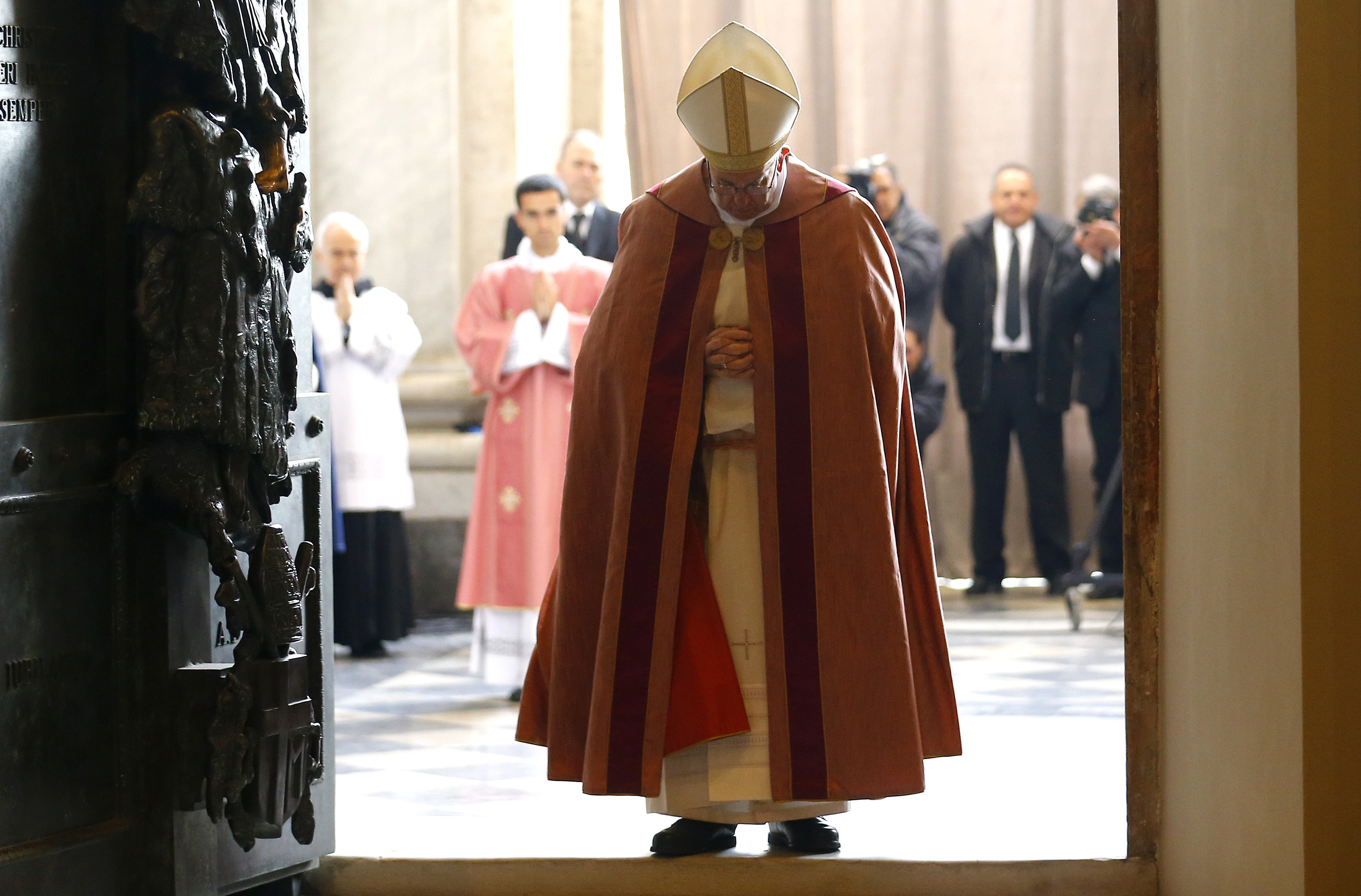Папа открыл Святые Врата в Латеранской базилике