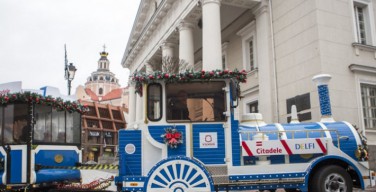 По улицам Вильнюса запустили Рождественский поезд