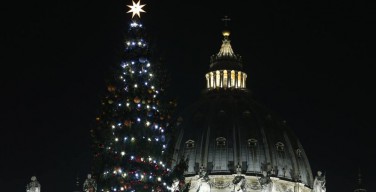 Рождественская ель зажгла свои огни на площади Св. Петра (ФОТО)
